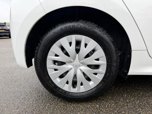 Toyota Yaris 1.5 Hybrid Active 2022 Hybride Benzine 8