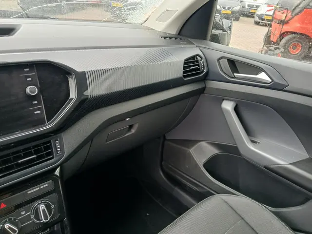 Volkswagen T-Cross 1.0 TSI Life SCHADEAUTO!!! 2019 Benzine 26