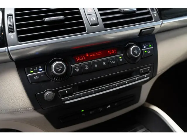 BMW X5 4.4i M 556 PK Akrapovic Full Option 2012 Benzine 14