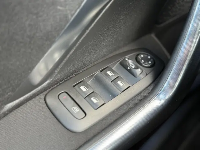 Peugeot 2008 1.2 PureTech Allure 2018 Benzine 31