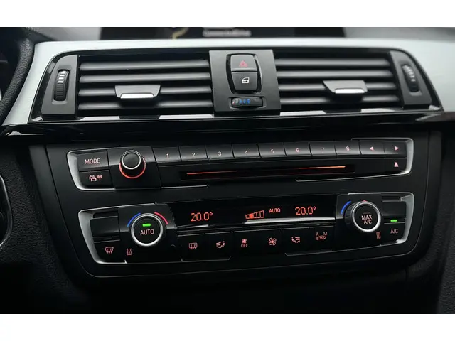 BMW 3 Serie 320i Business 2013 Benzine 20