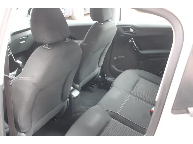 Peugeot 208 1.2 PureTech Active 2017 Benzine 9