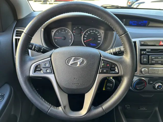 Hyundai i20 1.2i Business Edition 2013 Benzine 9