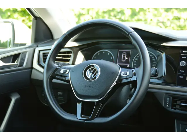 Volkswagen Polo 1.0 TSI Highline Business R 2021 Benzine 24