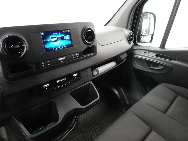 Mercedes-Benz Sprinter L2H2 2022 Diesel 25