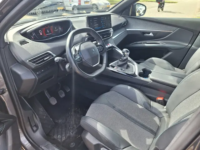 Peugeot 5008 1.2 PureTech Allure 7 persoons 2023 Benzine 9