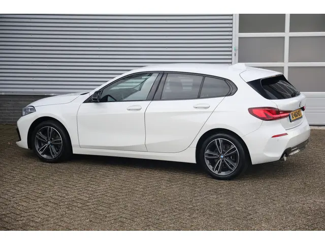 BMW 1 Serie 118i Executive Sportline Aut. 2021 Benzine 23
