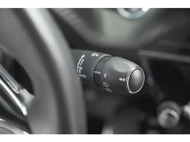 Peugeot 208 Hybrid 136 e-DCS6 GT 2024 Hybride Benzine 39