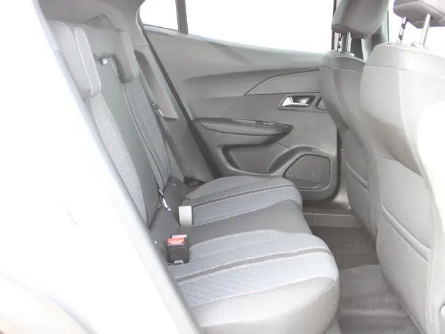 Peugeot 2008 1.2 Hybrid 145 Allure 2025 Hybride Benzine 12