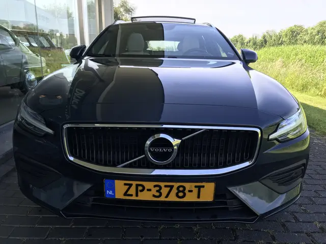 Volvo V60 2.0 T4 Momentum Pro Automaat 2019 Benzine 4