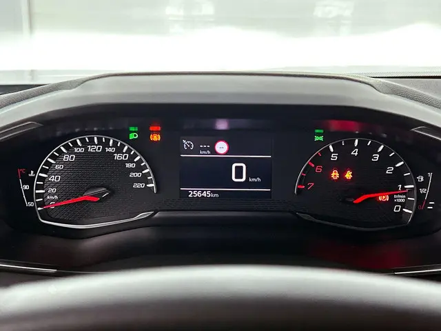 Peugeot 2008 1.2 100 2023 Benzine 9