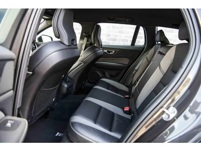 Volvo V60 2.0 B4 Plus Dark 2023 Benzine 8