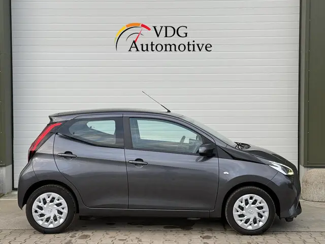 Toyota Aygo 1.0 VVT-i x-play 2022 Benzine 8