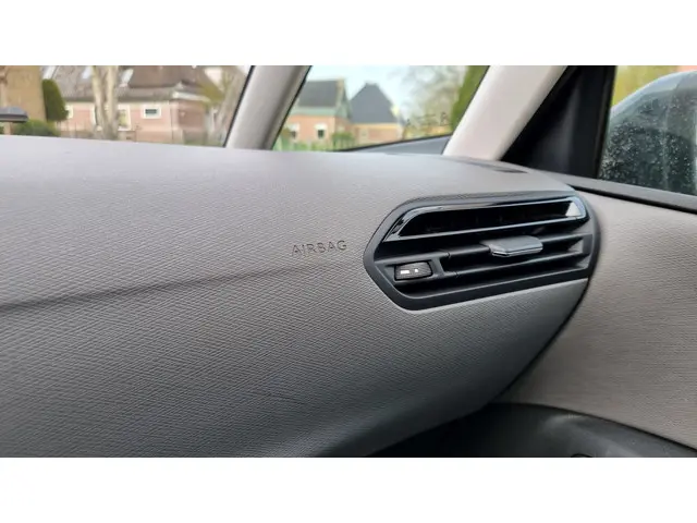 Citroën C4 Picasso 1.2 PureTech Selection 2017 Benzine 21