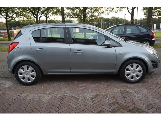 Opel Corsa 1.4-16V 2012 Benzine 4
