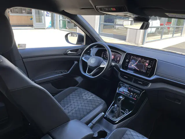 Volkswagen T-Cross 1.0 TSI R-Line Business 2024 Benzine 4