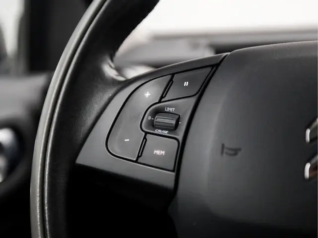 Citroën C4 Cactus 1.2 PureTech Shine Sport 2016 Benzine 17