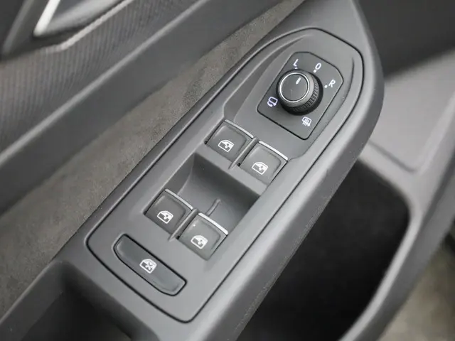 Volkswagen Golf 1.5eTSI/150PK R-Line DSG 2025 Benzine 23