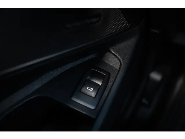 BMW 3 Serie Touring 320i High Executive 2023 Benzine 39