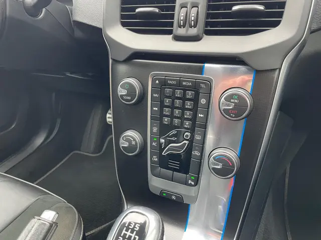 Volvo V40 2.0 T3 R-Design 2015 Benzine 18