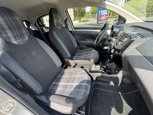 Peugeot 108 1.0 e-VTi Allure 2019 Benzine 16
