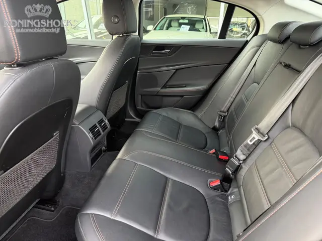 Jaguar XE 2.0t AWD Portfolio 2018 Benzine 23