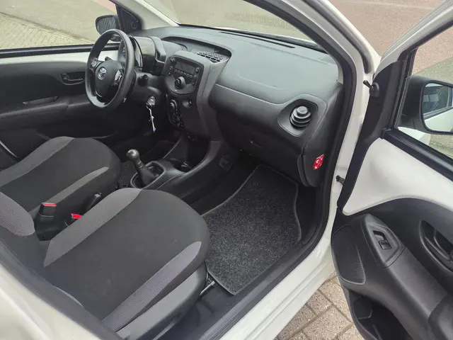 Toyota Aygo 1.0 VVT-i x-fun 5 deurs airco 2018 Benzine 18