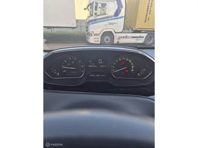 Peugeot 208 1.2 PureTech Allure 2017 Benzine 9