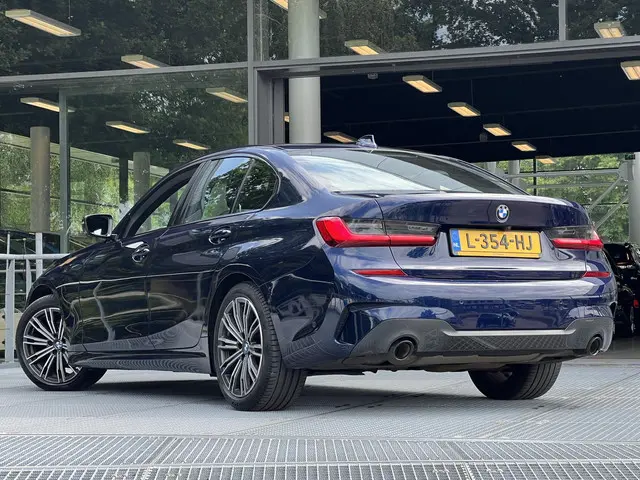 BMW 3 Serie 318i M-Sport Business Edition 2021 Benzine 6