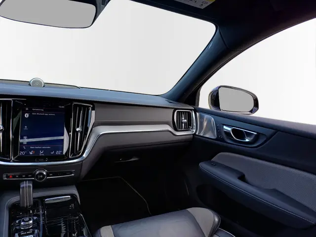 Volvo V60 2.0 T8 AWD R-Design 2019 Hybride Benzine 34