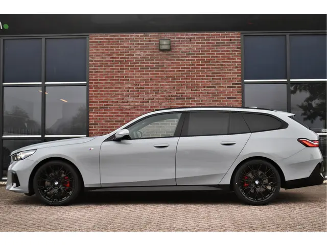 BMW 5 Serie Touring 520i M-Sport 2024 Benzine 42