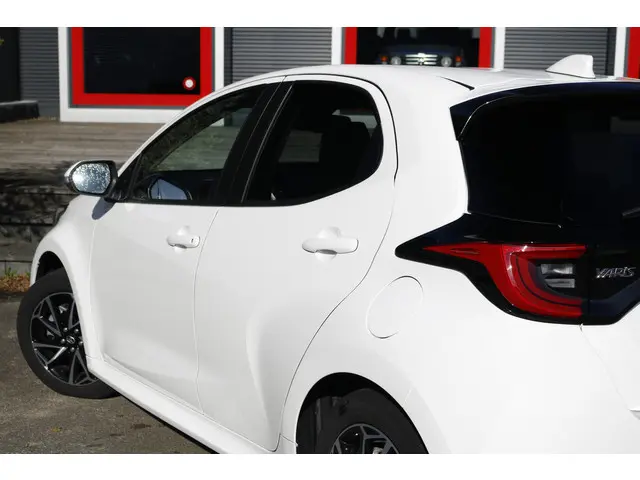 Toyota Yaris 1.5 Hybrid Dynamic 2023 Hybride Benzine 9