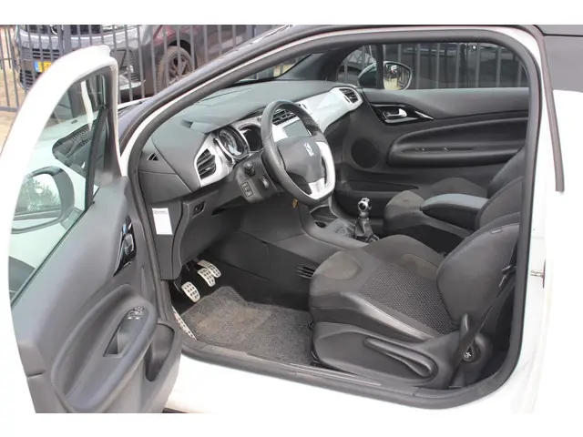 Citroën DS3 Cabrio 1.2 VTi Chic 2013 Benzine 4