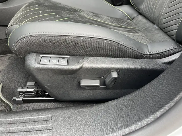 Peugeot 2008 1.2 Hybrid 145 PK GT 2025 Hybride Benzine 13