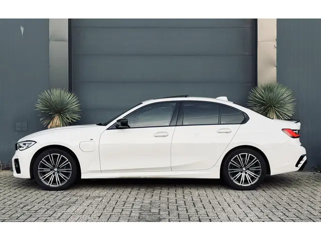 BMW 3 Serie 330e High Executive 2020 Hybride Benzine 23