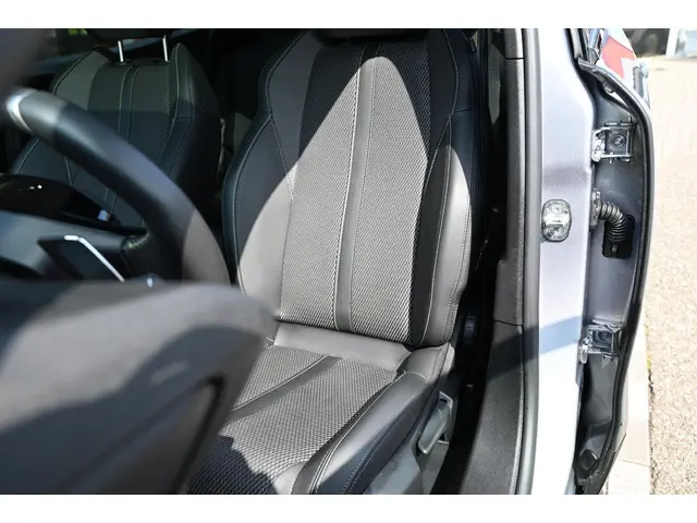Peugeot 2008 1.2 Hybrid 136 GT 2024 Hybride Benzine 20