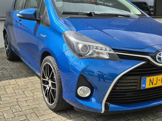Toyota Yaris 1.5 Hybrid Trend 2017 Hybride Benzine 10