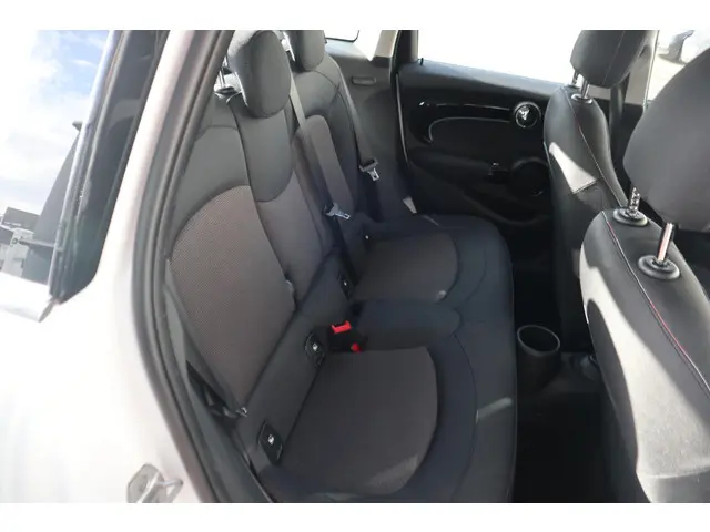 MINI 5-Deurs Cooper 2024 Benzine 18