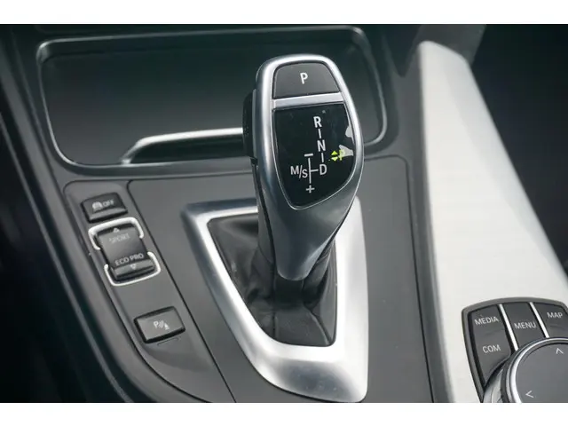 BMW 3 Serie Touring 320i 2017 Benzine 13