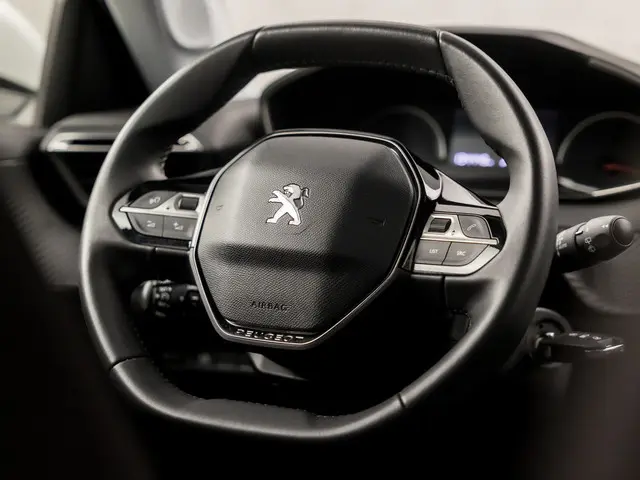 Peugeot 2008 1.2 PureTech Sport 2021 Benzine 17