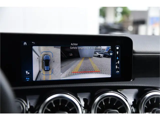Mercedes-Benz A-Klasse 200 AMG Line 2023 Benzine 12