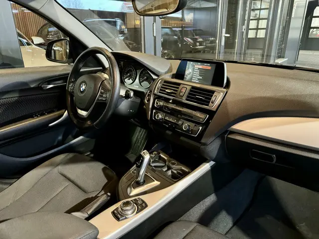BMW 1 Serie 118i Bruin Metallic, automaat 2015 Benzine 6
