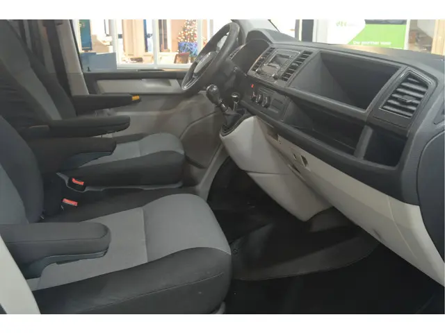 Volkswagen Transporter 2.0 TDI L2H1 DC 2017 Diesel 18
