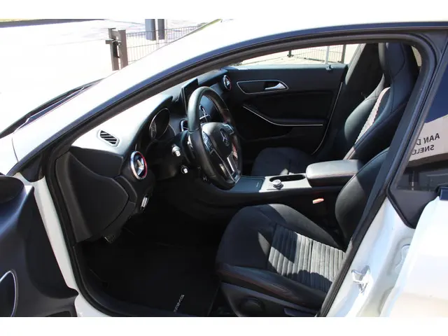 Mercedes-Benz CLA 180 OrangeArt Ed. 2014 Benzine 10
