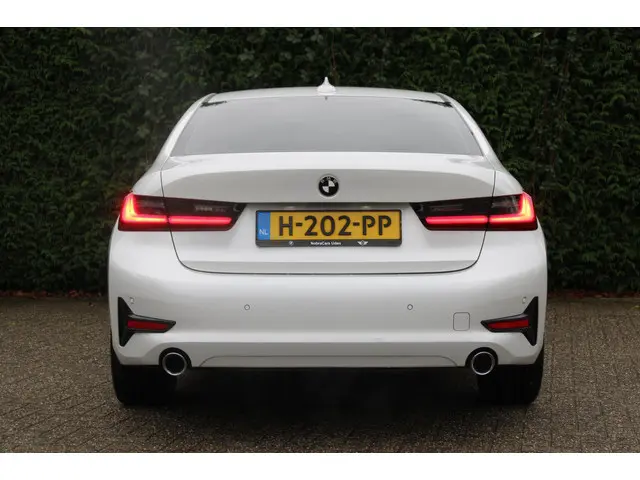 BMW 3 Serie 320i Executive Edition 2020 Benzine 10