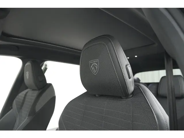 Peugeot 5008 HYbrid 145 e-DCS6 GT 2025 Hybride Benzine 29