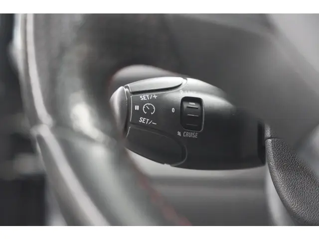 Peugeot 2008 PureTech 110 EAT6 GT 2017 Benzine 38