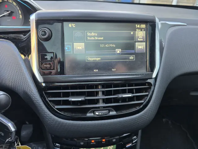 Peugeot 2008 1.2 PureTech Allure Pano, Navi 2016 Benzine 17