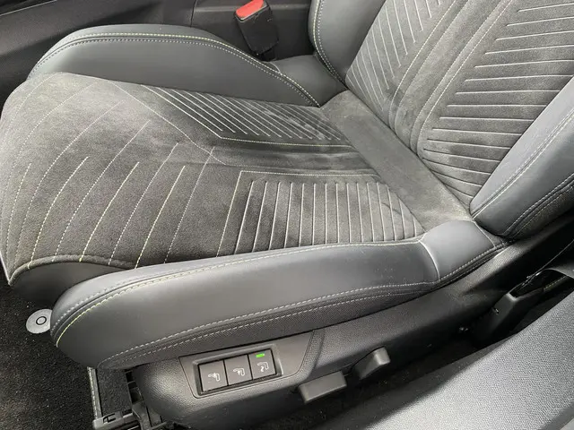 Peugeot 2008 1.2T 130pk Automaat GT 2023 Benzine 25