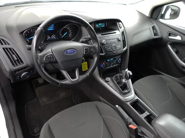 Ford Focus Wagon 1.0 Titanium Edition- 2015 Benzine 2